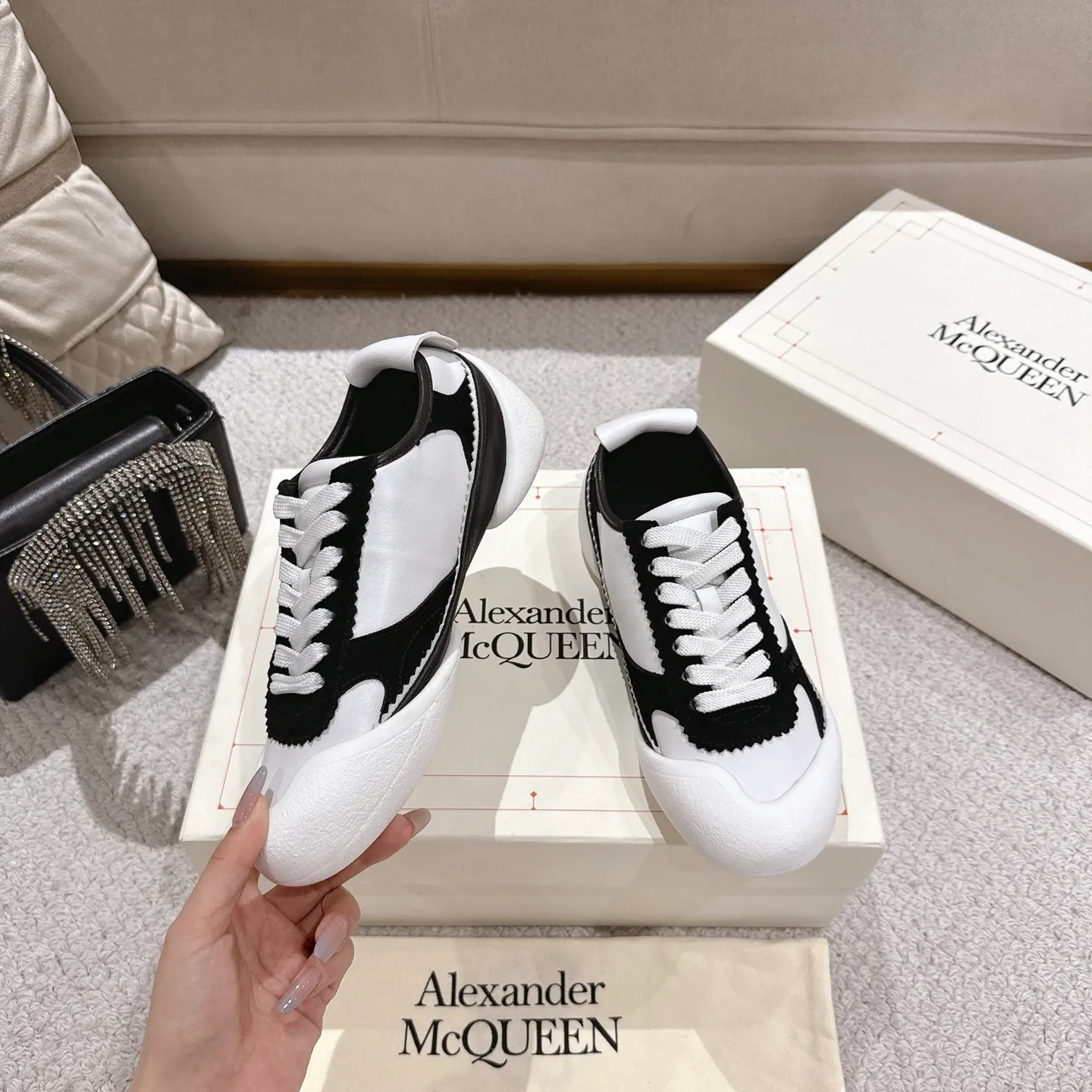 👟👟Ex-factory price 600👟👟 Men's size +10 2025 McQueen's new AIexanderMcQUEEN✅ The original quality has been certified! The original version is reproduced 1:1, and the latest lace-up casual shoes are released simultaneously. • McQueen logo • Round toe box • Lightweight segmented sole design, made of imported stretch breathable fabric + grained cowhide, soft inner lining and insole, comfortable for walking and not stuffy on the feet. Five colors: black/white·white·off-white·black/brown·yellow Fabric: grained cowhide + stretch fabric + cow suede Insole: imported sheepskin Women’s model: 35–40 (40 for women is not returnable) Men’s model: 39–45 (45 for men is not returnable)